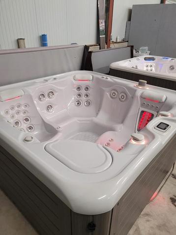 Hotspring jacuzzi spa envoy beschikbaar voor biedingen