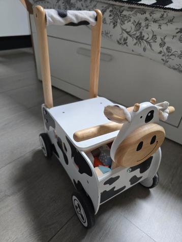 Loopkoe met houten blokken beschikbaar voor biedingen