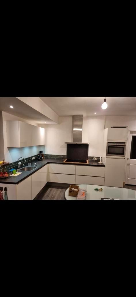 Complete Hoekkeuken met Granieten Blad & Bosch Apparatuur, Huis en Inrichting, Keuken | Complete keukens, Zo goed als nieuw, Hoekkeuken