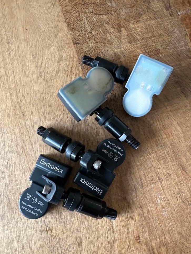 4 x tpms sensor 433 mhz zaten aan een tesla model 3, Auto diversen, Auto-accessoires, Gebruikt, Ophalen of Verzenden