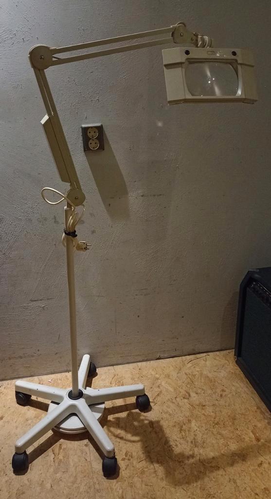 Luxo Wave 2 loeplamp vergrootglas op rijdend statief, Hobby en Vrije tijd, Vergrootglazen, Loepen en Loeplampen, Vergrootglas of Loep