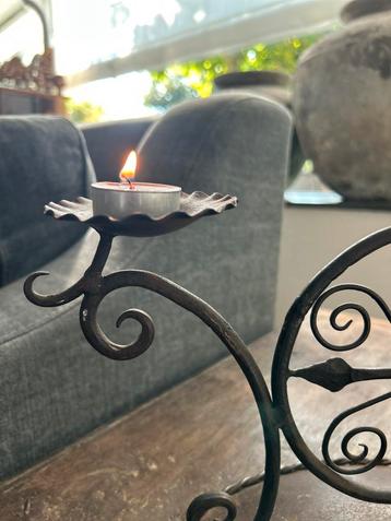Oudmetalen ornament als kandelaar sober sleets imperfect beschikbaar voor biedingen