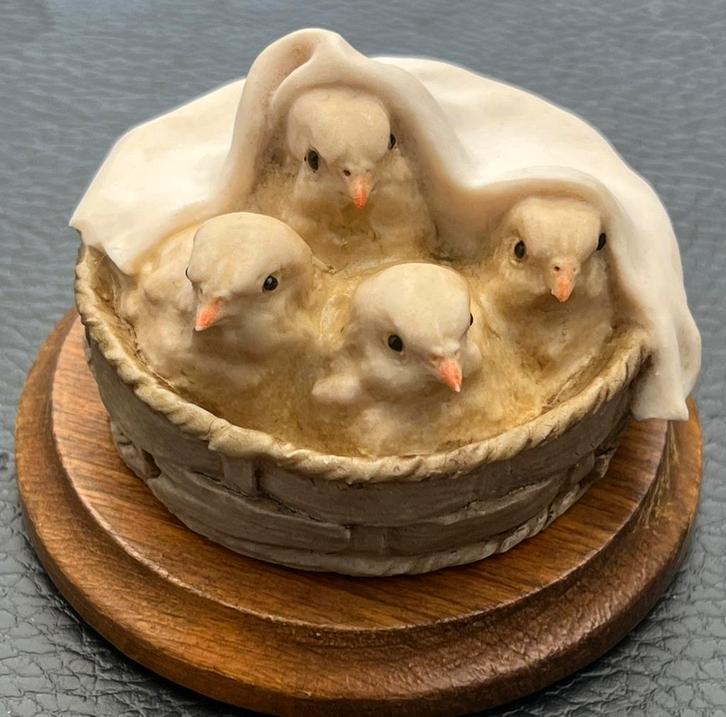 Vogelnestje met jonge vogels, Antiek en Kunst, Kunst | Beelden en Houtsnijwerken, Ophalen of Verzenden