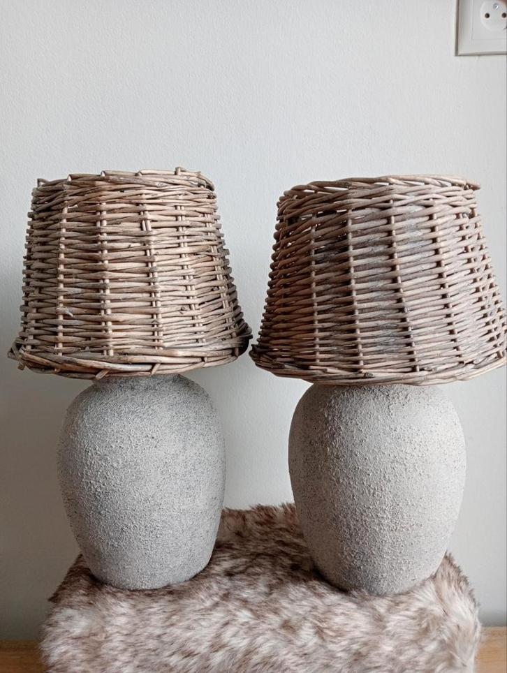 Lichtgrijze betonlook lamp handgemaakt, Huis en Inrichting, Lampen | Lampenkappen, Zo goed als nieuw, 25 tot 50 cm, Rond, Grijs