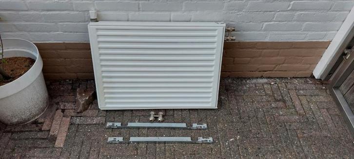 Radiator 70x50x8, Doe-het-zelf en Verbouw, Verwarming en Radiatoren, Zo goed als nieuw, Radiator, 800 watt of meer, 30 tot 80 cm