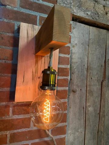 Stoere industriële wandlamp beschikbaar voor biedingen