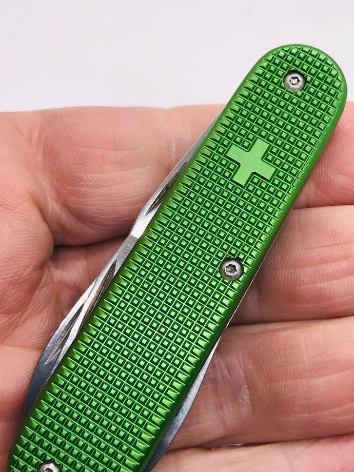 Victorinox CUSTOM Alox Apocalypse Green OLD CROSS 93m Swiss, Caravans en Kamperen, Kampeergereedschap, Nieuw, Verzenden