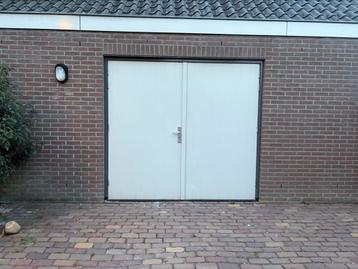 Garagedeur 2.40 breed x 2.20 m hoog, SK2, als nieuw beschikbaar voor biedingen