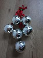 wandhanger 6 zilveren kerstballen aan rood lint, Ophalen of Verzenden, Zo goed als nieuw