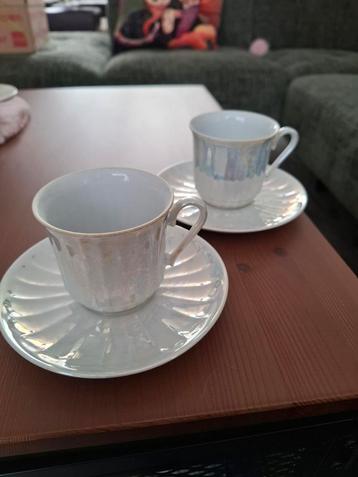 Twee kop en schotels, parelmoer glans beschikbaar voor biedingen