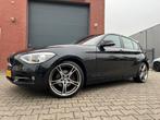 Bmw 118i zwart automaat | Dak| 19 inch | leder | navi, Euro 5, Achterwielaandrijving, 1290 kg, Zwart