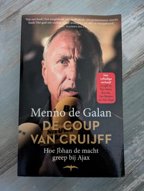 Menno de Galan - De coup van Cruijff, Boeken, Sportboeken, Zo goed als nieuw, Balsport, Ophalen of Verzenden