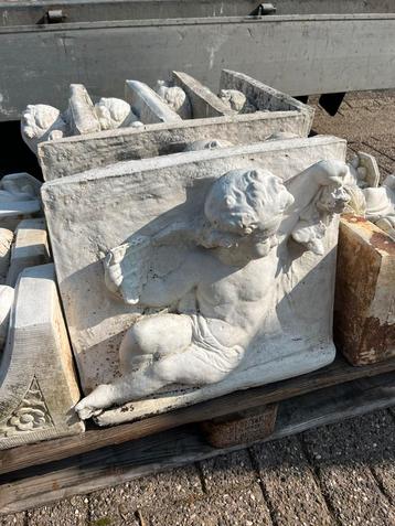 Betonnen tuindecoratie, kind beschikbaar voor biedingen