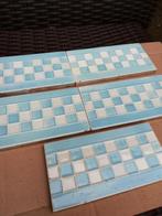 74 x antieke randtegel lichtblauw wit geblokt afgebiesd, Ophalen