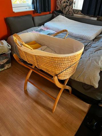 Babywieg met matras, dekentjes en inklapbaar frame beschikbaar voor biedingen