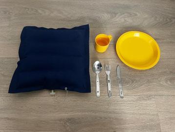 Kampeerset bestek, bord en kussen om te zitten beschikbaar voor biedingen