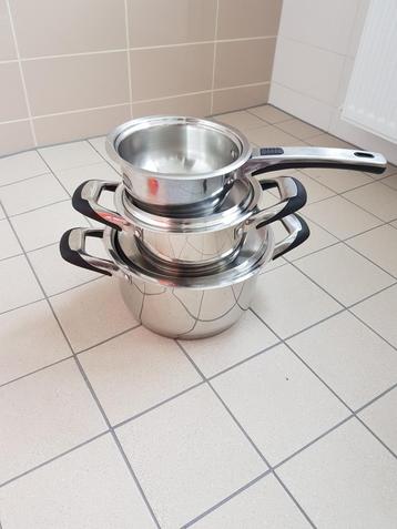 Nog een mooi pannenset in nette staat plus wokpannen beschikbaar voor biedingen
