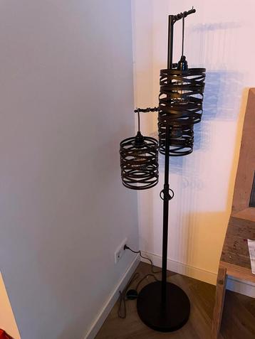 Mooie industriele vloerlamp beschikbaar voor biedingen