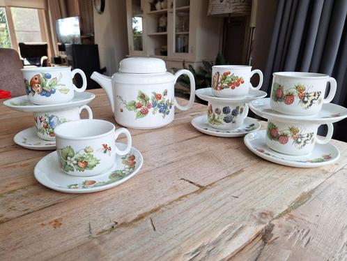 Theepot en 7 kop & schotel van Marjolein Bastin, Huis en Inrichting, Keuken | Servies, Zo goed als nieuw, Kop(pen) en/of Schotel(s)