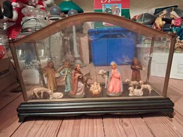 nostalgische oude klokkenstolp met kerstgroep papier-mache beschikbaar voor biedingen