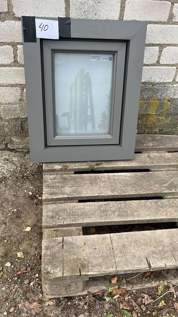 (40) Nieuw draai raam voor bijv. toilet, incl mistglas beschikbaar voor biedingen