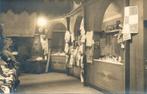 Foto op postkaart. Historisch winkelinterieur fournituren, Gebruikt, Foto, Ophalen of Verzenden, Voor 1940