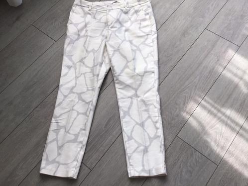 GEBROKEN WIT MET GRIJS MOTIEF BROEK MT 44 ZGAN, Kleding | Dames, Broeken en Pantalons, Zo goed als nieuw, Ophalen of Verzenden