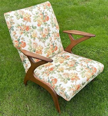 Vintage fauteuil met bloemmotief en houten frame beschikbaar voor biedingen