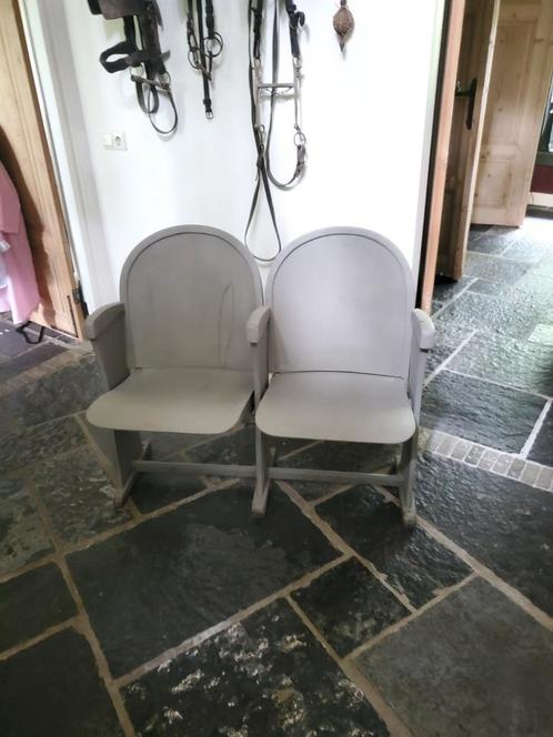 Vintage bioscoopstoeltjes - grijstinten, Huis en Inrichting, Stoelen, Gebruikt, Twee, Hout, Grijs, Ophalen