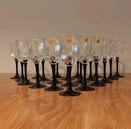 Luminarc vintage zwarte wijnglazen (21 stuks), Antiek en Kunst, Antiek | Glas en Kristal, Ophalen of Verzenden