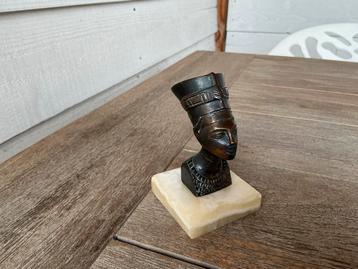 Nefertiti buste op sokkel beschikbaar voor biedingen