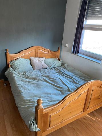 2-persoonsbed van geloogd houten grenen beschikbaar voor biedingen