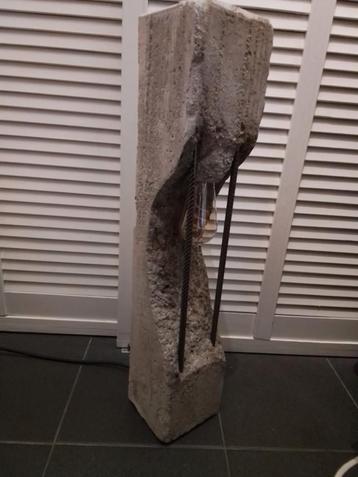 Mooie stoere staande lamp van beton met betonijzers beschikbaar voor biedingen