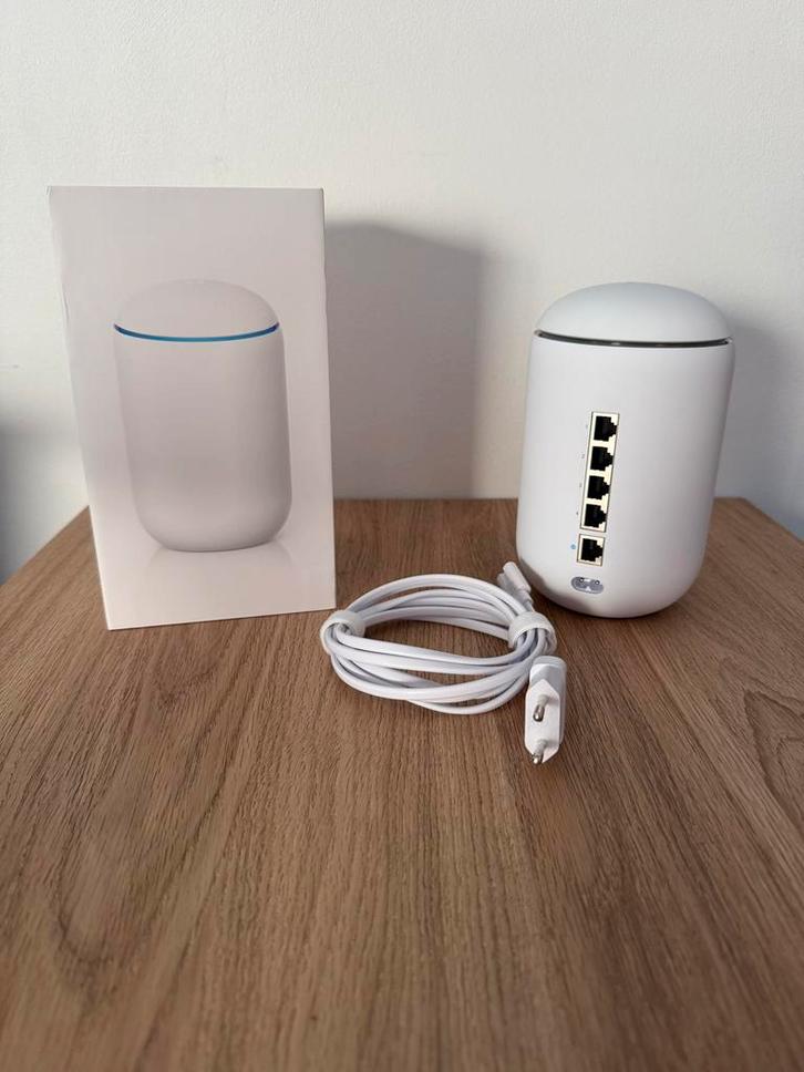Ubiquiti UniFi Dream Machine - router, Computers en Software, Netwerk switches, Zo goed als nieuw, Ophalen of Verzenden