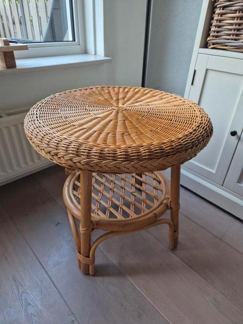 rotan bijzettafel met onderblad, Huis en Inrichting, Tafels | Bijzettafels, Gebruikt, Rond, Hout, Ophalen