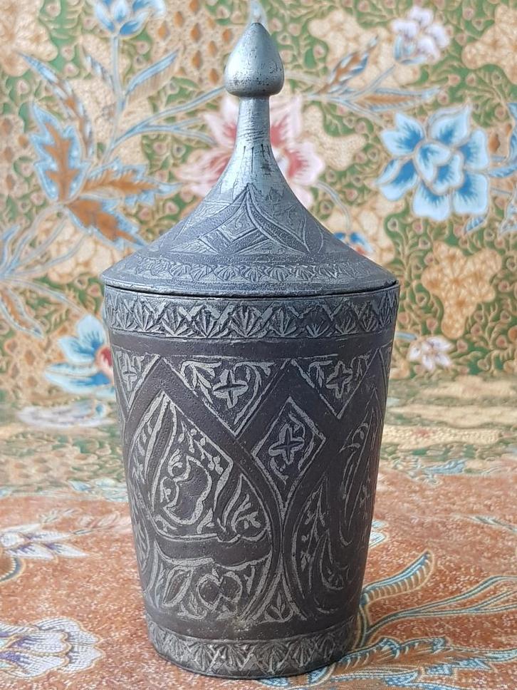 Zeldzame antieke Oosterse bewerkte beker met deksel 17 cm., Antiek en Kunst, Antiek | Tin, Ophalen of Verzenden