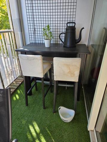 Hoge bartafel met 2 barkrukken beschikbaar voor biedingen