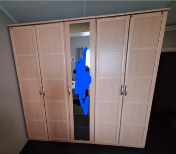 Grote kledingkast met spiegeldeur