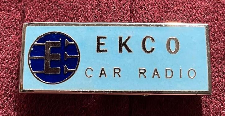EKCO Car Radio knoopsgatspeld Geëmailleerd jaren 50 / 60, Verzamelen, Speldjes, Pins en Buttons, Zo goed als nieuw, Transport