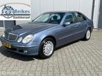 Mercedes E-klasse 240 Elegance, Auto's, Mercedes-Benz, Automaat, Zwart, 2597 cc, Met garantie (alle)