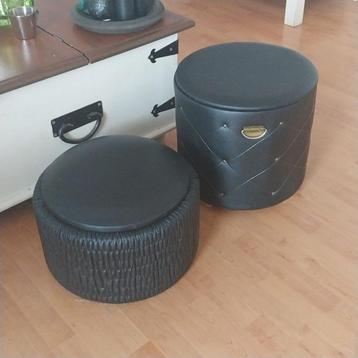2 brocante retro vintage poefjes hockers zwart imitatie leer beschikbaar voor biedingen