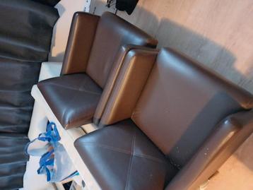 Nette leren stoelen  beschikbaar voor biedingen