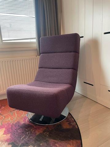 Lila draaifauteuil beschikbaar voor biedingen