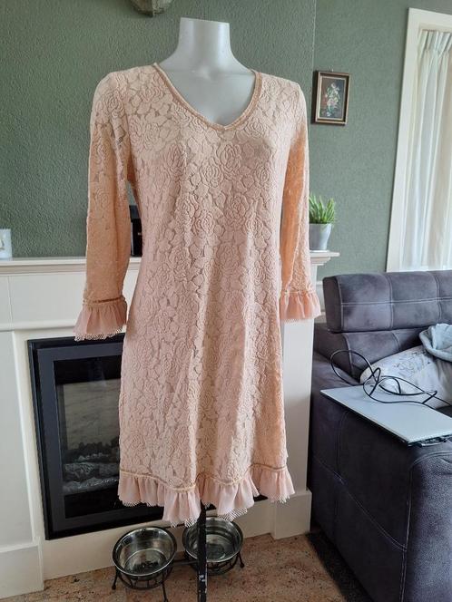 K-Design K Design gave zalm roze jurk M 38 40 kant Gratis V, Kleding | Dames, Jurken, Zo goed als nieuw, Maat 38/40 (M), Roze
