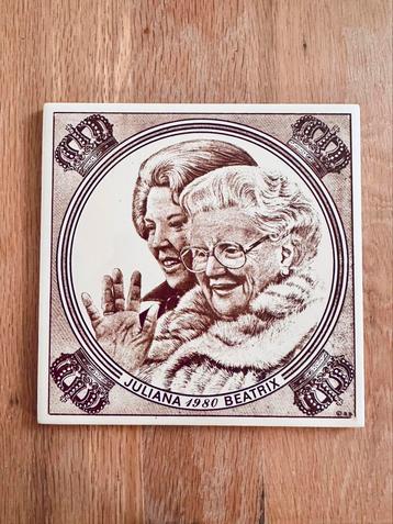 Zeldzaam wandtegeltje Juliana & Beatrix 1980  beschikbaar voor biedingen