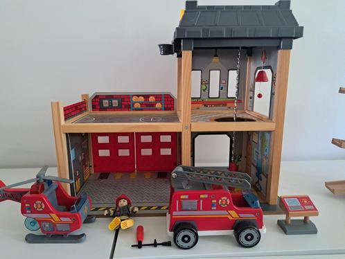 Hape houten brandweerkazerne, Kinderen en Baby's, Speelgoed | Houten speelgoed, Zo goed als nieuw, Overige typen, Ophalen