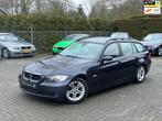 BMW 3-serie Touring 318i High Executive|Trekhaak|Pano| Xenon, 13 km/l, 4 cilinders, 129 pk, Blauw