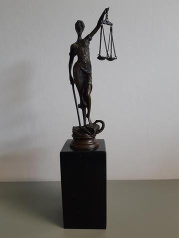 Bronzen sculpture van Vrouwe Justitia  beschikbaar voor biedingen