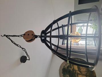 Industriële hanglamp beschikbaar voor biedingen
