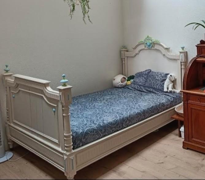 Zwaar donker teakhouten bed, wit geschilderd, Antiek en Kunst, Antiek | Meubels | Bedden, Ophalen